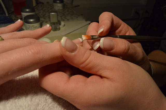 como cuidar las uñas fragiles