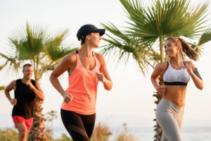 mujeres atleticas sonrientes corriendo naturaleza hablando ellas scaled 1 Aora life