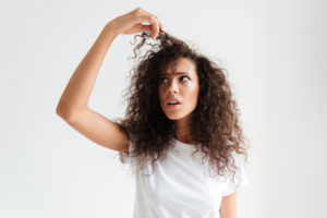 Mujer preocupada por la caída del pelo